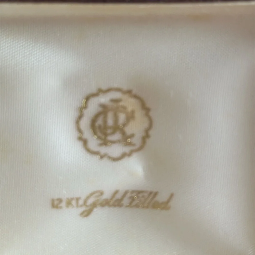 Vintage EUC 12K gold filled brooch with carved cream resin rose in original box - Picture 6 of 7